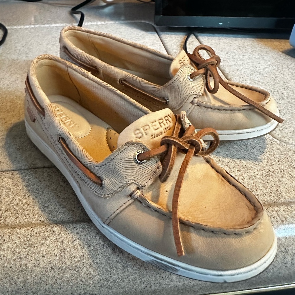BNWOT Sperry Beige Boat Shoes